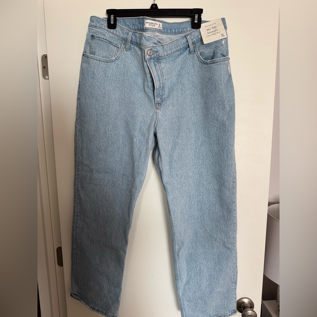 Abercrombie  Fitch 90s Straight Denim Brand New